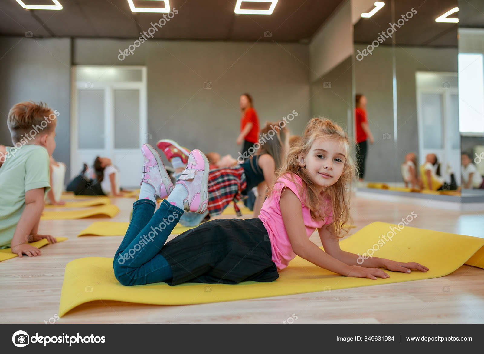 Smiling fitness girl, young athlete sits at home on yoga mat, waves hand at  smartphone, joing online workout training session from home, says hello  Stock Photo - Alamy