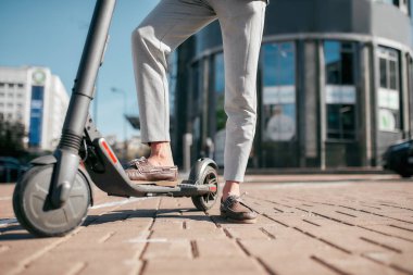 Doğru hamleyi yap. Sokakta ulaşım aracı olarak scooter kullanılıyor