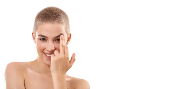 Feeling free. Attractive and playful blond woman with short hair lifting eyebrow with her middle finger and looking at camera with smile while standing against white background. Fuck you concept — Stock Photo, Image