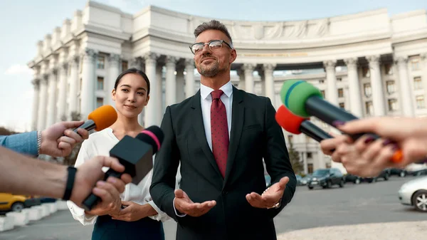 Het ontvouwt zich hier allemaal. Journalisten die politici interviewen. Journalistiek, live streaming concept. — Stockfoto