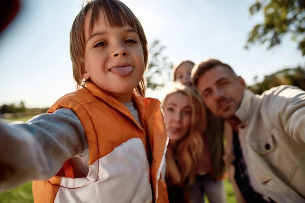 Familia, donde la vida comienza y el amor nunca termina. Familia feliz tomando selfies al aire libre — Foto de Stock