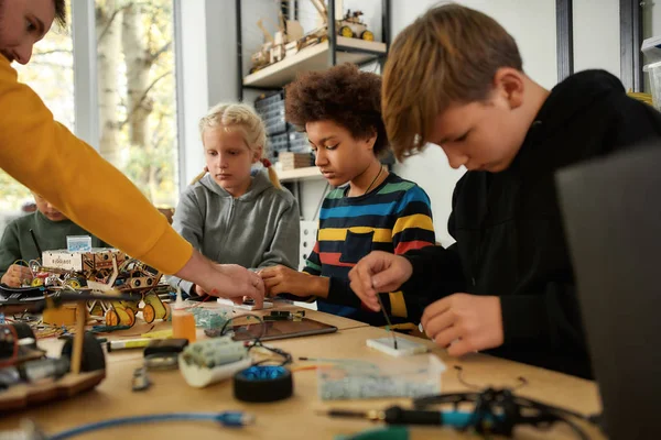 Fedezd fel és fejlődj. Fiatal technikusok játékokat készítenek egy technológia órán. Okos gyerekek és ősoktatás. — Stock Fotó