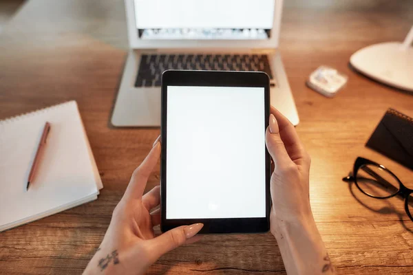 Controllo i dati. Vista dall'alto delle mani tatuate femminili che tengono il tablet digitale sotto la scrivania dell'ufficio — Foto Stock