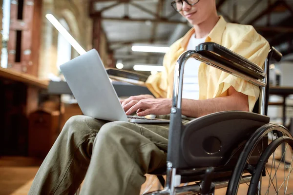 Iedereen is nodig. Man in een rolstoel aan het werk in het kantoor — Stockfoto