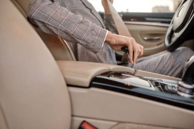 - Ofise gidiyorum. Takım elbiseli bir kadının araba sürerken çekilmiş fotoğrafı.