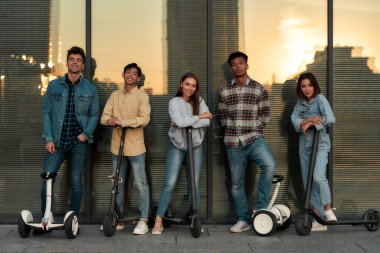 Sonsuza dek arkadaşız, asla unutmayacağız. Bir grup milenyum üyesi birlikte bir hafta sonu geçirir.