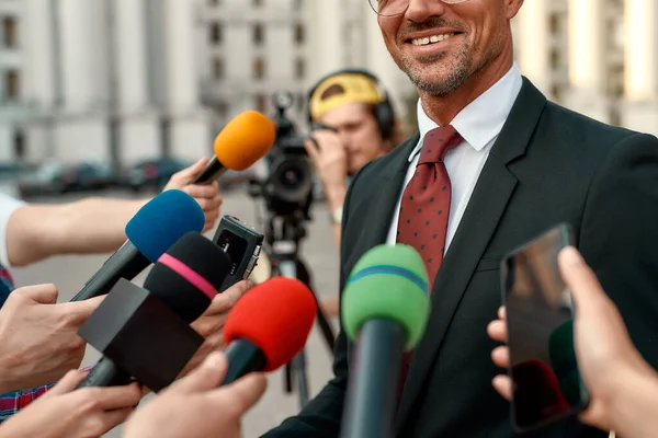 Journalisten die politici interviewen. Journalistiek, live streaming concept. — Stockfoto