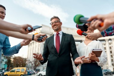 Bilmeye değer haberler. Politikacılarla röportaj yapan gazeteciler. Gazetecilik endüstrisi, canlı yayın konsepti.