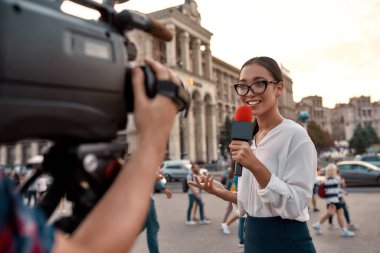 İşe yarayan haberler. TV muhabiri haberleri sunuyor. Gazetecilik endüstrisi, canlı yayın konsepti.