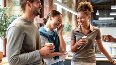 Hepimiz iş için buradayız. Yemekte yaratıcı çok ırklı iş grubu