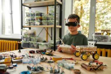 Yenilikçiler için teknoloji. Çocuk programlama, robot aracı test etmek, konsol kontrolörü kullanmak, kök sınıfında kablolar ve devrelerle çalışmak.