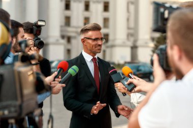 Stratejileri açıklıyorum. Politikacılarla röportaj yapan gazeteciler. Gazetecilik endüstrisi, canlı yayın konsepti.