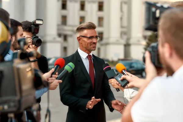 Strategieën uitleggen. Journalisten die politici interviewen. Journalistiek, live streaming concept. — Stockfoto