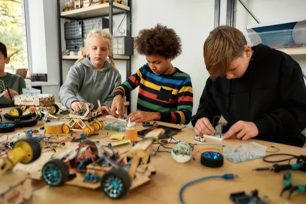 Geleceği geliştirmek. Teknoloji dersinde oyuncak yapan genç teknisyenler. Akıllı çocuklar ve Kök eğitimi. — Stok fotoğraf