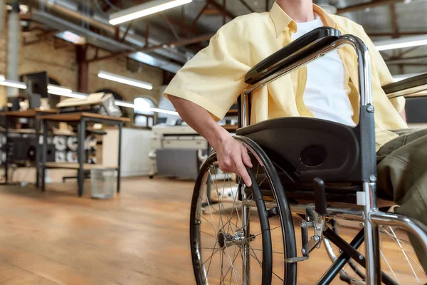 Doorlopen. Man in een rolstoel aan het werk in het kantoor — Stockfoto
