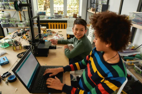 Apreciação pela inovação. Estudantes construindo e aprendendo a programar veículo robô em uma classe de robótica de tronco. Ciência e educação . — Fotografia de Stock