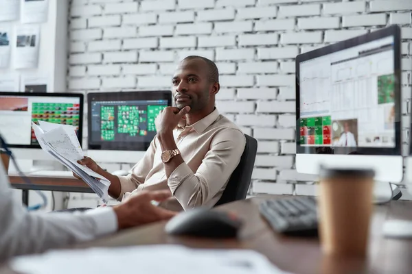 Estrategias para hacer crecer el dinero. Dos diversos colegas comerciantes discuten ideas mientras están sentados en la oficina frente a múltiples pantallas de computadora . — Foto de Stock