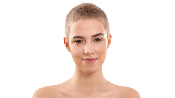 Čerstvé a zdravé. Portrét krásné mladé blond ženy s krátkými vlasy a nahé make-up při pohledu na kameru a usmívání — Stock fotografie