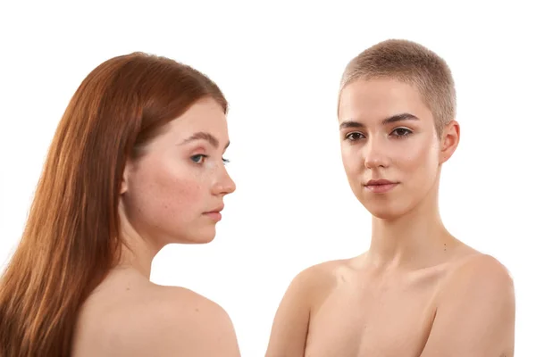 Dos modelos atractivos con piel sana posando desnuda sobre fondo blanco. Joven pelirroja con pecas y rubia con corte de pelo corto. Belleza natural — Foto de Stock