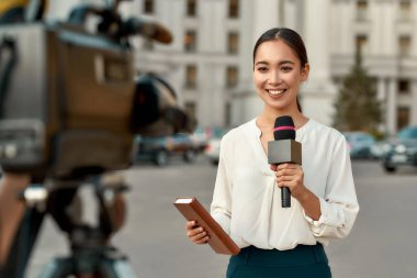 Canlı yayında. TV muhabiri haberleri sunuyor. Gazetecilik endüstrisi, canlı yayın konsepti.