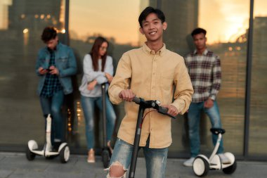 Ruhumla yuvarlanırım. Bir grup milenyum üyesi birlikte bir hafta sonu geçirir.