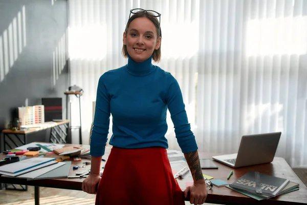 La confianza es la clave para ser un diseñador exitoso. Retrato de una joven diseñadora en ropa casual apoyada en una mesa y mirando a la cámara en la oficina moderna. Director de arte —  Fotos de Stock