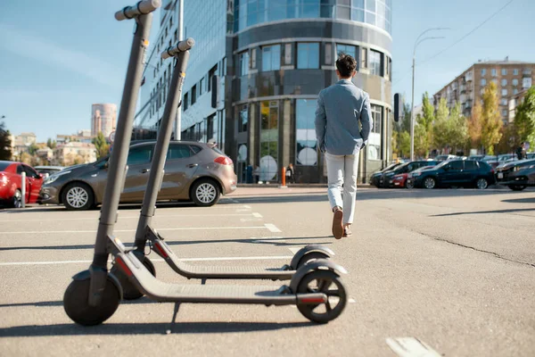 ここで利用可能な車両。路上に立つ電動スクーターのレンタル — ストック写真