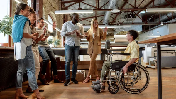 Diejenigen, die das Unmögliche für möglich halten, sollten diejenigen, die es tun, nicht unterbrechen. Kreative multiethnische Unternehmensgruppe bei der Arbeit — Stockfoto