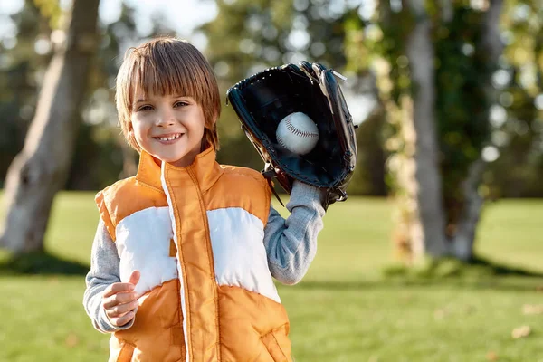 Un jugador hábil. El niño está listo para jugar béisbol. — Foto de Stock