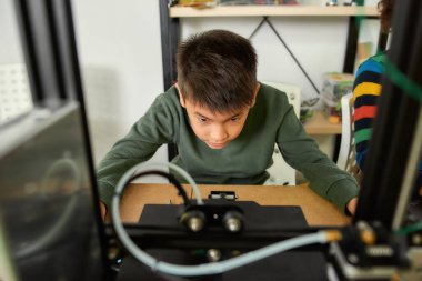 Süreç 'e gir. Meraklı çocuğun robotik dersinde 3D yazıcı çalışma prensibi hakkında daha çok şey öğrenmesine yaklaştık. İlerici modern katkı teknolojisi. 4. Sanayi Devrimi.