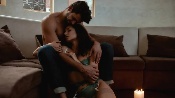 Nadie como tú. Pareja relajante medio vestido en la sala de estar. Novio y novia abrazándose mientras pasan una velada romántica juntos — Foto de Stock