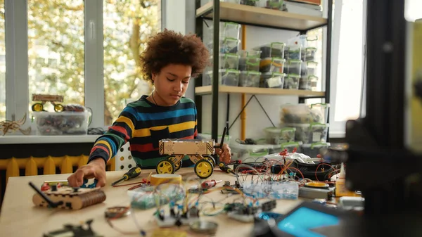 Diseñado para la vida. Programación infantil, prueba de vehículo robot, trabajo con cables y circuitos en clase de vástago . — Foto de Stock