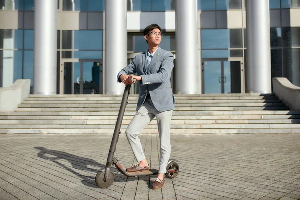 Сила мобільності. Молодий офісний працівник з електронним скутером — стокове фото