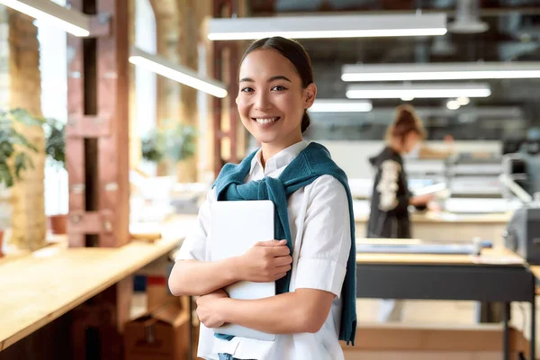 Gondolj a sikerre. Magabiztos ázsiai női irodai dolgozó pózol beltérben — Stock Fotó