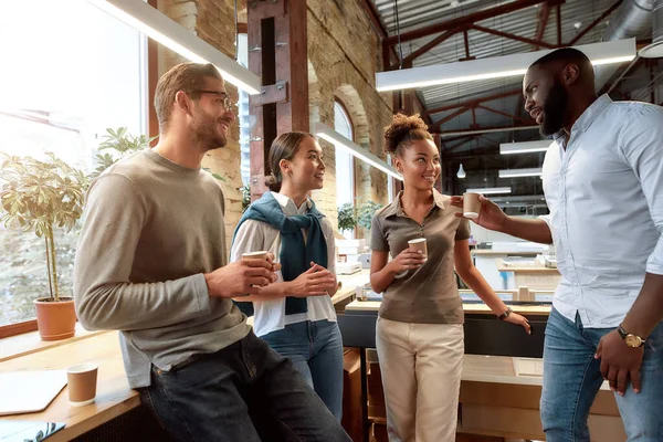 Arbeta med dig för att uppnå vision. Kreativ multietnisk företagsgrupp vid lunch — Stockfoto