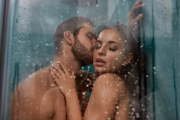Satisfacción. Joven pareja desnuda haciendo el amor en la cabina de ducha Imágenes de stock libres de derechos