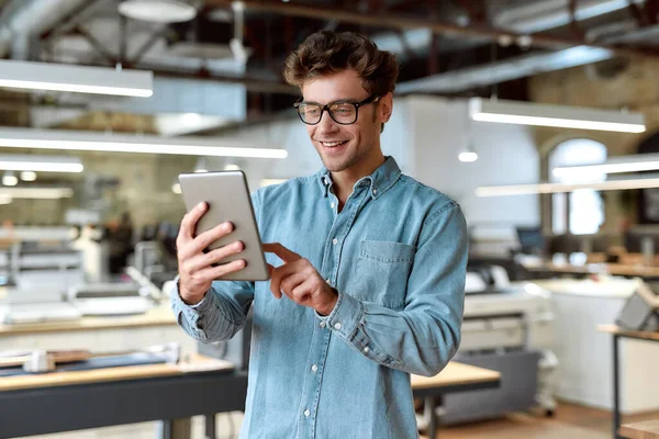 Trabaja y diviértete. Joven empresario posando en el cargo — Foto de Stock