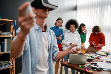 VR iş başında. Sanal gerçeklik kulaklığı takıp gülümseyen Asyalı genç bir adam meslektaşları arkasında yeni bir projeyi tartışırken. Yüksek Teknoloji