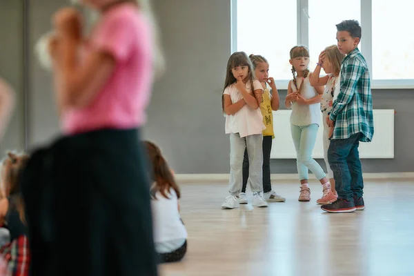 댄스 트레이닝. 댄스 스튜디오에 서서 공부하는 아이들이 있습니다. 초심리학 수업 — 스톡 사진