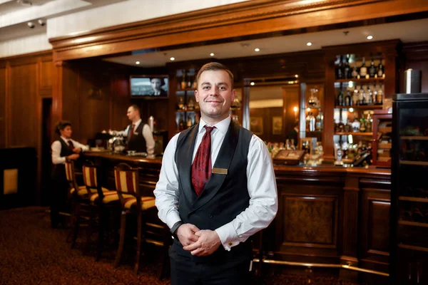 Tenha uma boa noite. Retrato de garçom sorridente receber os hóspedes no restaurante do hotel — Fotografia de Stock