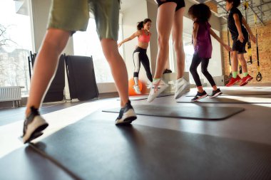 Eğlence uygunluğu tanımlandı. Genç kızlarla, oğlanlarla ve kızlarla spor yaparken çekilmiş bir fotoğraf. Güneşli bir günde ısınıyorum. Spor, sağlıklı yaşam tarzı, beden eğitimi konsepti