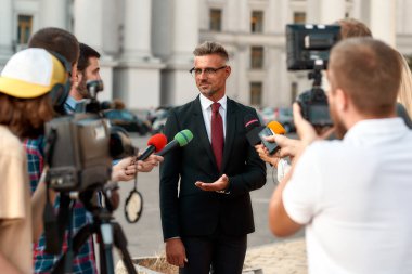 Sana ne demeli? Politikacılarla röportaj yapan gazeteciler. Gazetecilik endüstrisi, canlı yayın konsepti.
