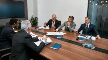Hadi canım. Çok kültürlü iş adamları modern ofisteki ortaklarla toplantı yaparken bir şeyler tartışırken resmi giysiler giyerler.