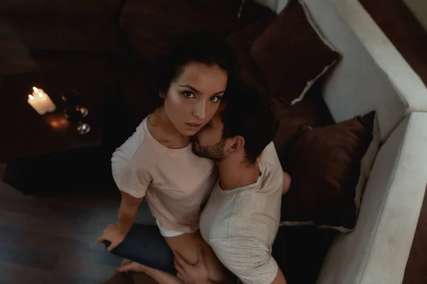 Seducţie. Tineri bărbat sexy și femeie se sărută înainte de a face sex pe canapea — Fotografie, imagine de stoc