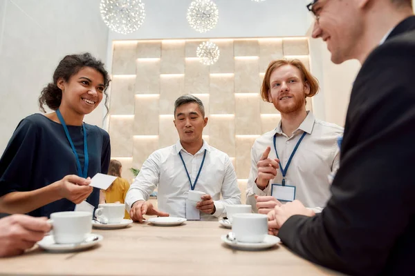 Kenne dein Volk. Ausschnitt einer Gruppe von Geschäftsleuten bei Kaffee, Tee in der Pause bei einem Geschäftstreffen, Forum — Stockfoto