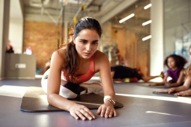 Gerin ve stresten kurtul. Yoga pozu veren kadın antrenörün portresi, spor salonunda çocuklarla egzersiz yapmak. Güneşli bir günde esnemek. Spor, sağlıklı yaşam, beden eğitimi konsepti