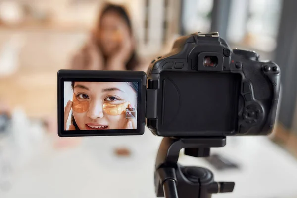 아름다움을 보여줘. 젊은 여성 블로거는 스킨케어에 대한 자신의 미용 블로그를 위한 동영상을 녹화 한다. Vlogger test eye patch, recording video for social network — 스톡 사진