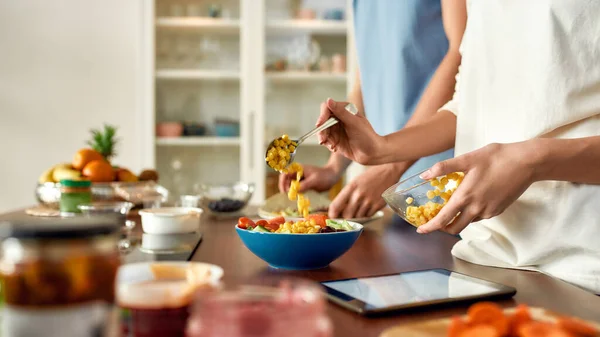 Come o melhor. Fechar o processo de cozinhar. Casal preparando refeição saudável na cozinha, verificando receita usando tablet pc. Vegetarianismo, comida saudável, dieta, ficar em casa conceito — Fotografia de Stock