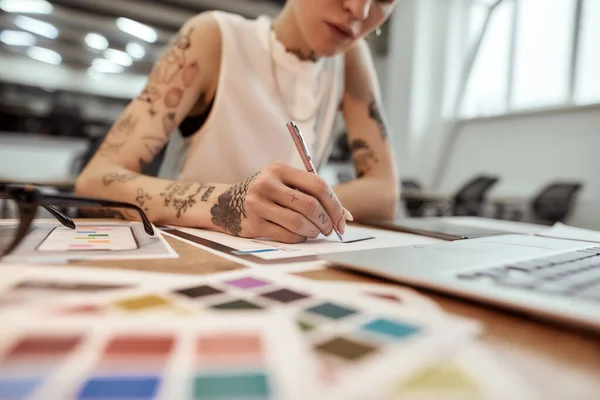 Mobil uygulama tasarımı oluşturuluyor. Genç ve güzel, yaratıcı kadın tasarımcı. Ofisinde çalışırken çizim yapıyor. — Stok fotoğraf