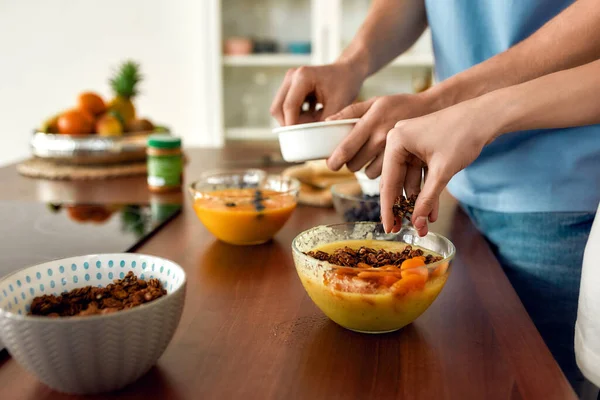 Fazendo poder de saúde. Tiro cortado de casal preparando tigela de smoothie juntos na cozinha. Vegetarianismo, comida saudável, ficar em casa conceito — Fotografia de Stock